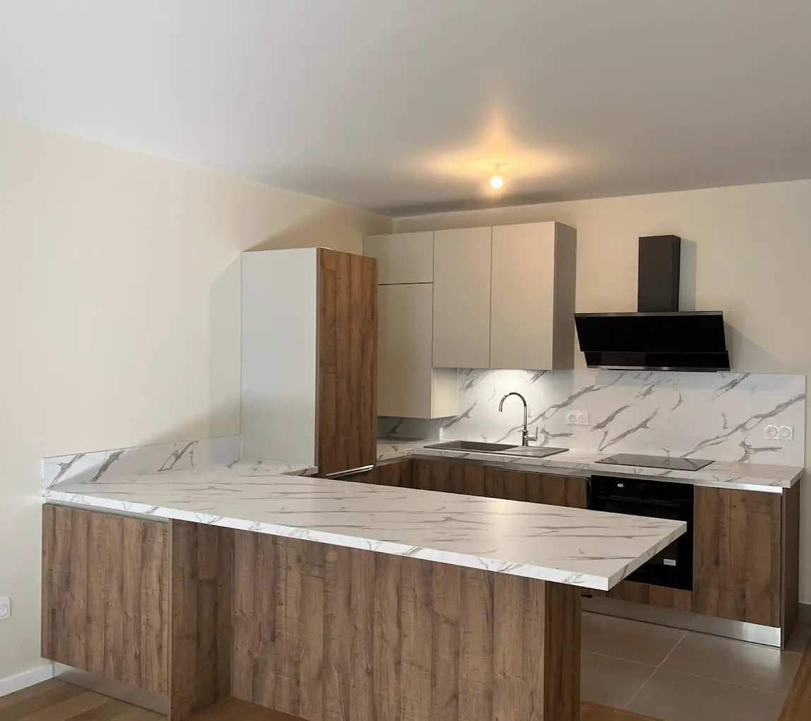 Cuisine contemporaine en U avec plan en marbre veiné et façades en noyer