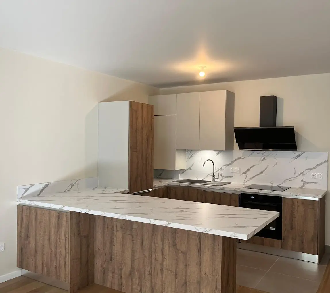 Cuisine contemporaine en U avec plan en marbre veiné et façades en noyer