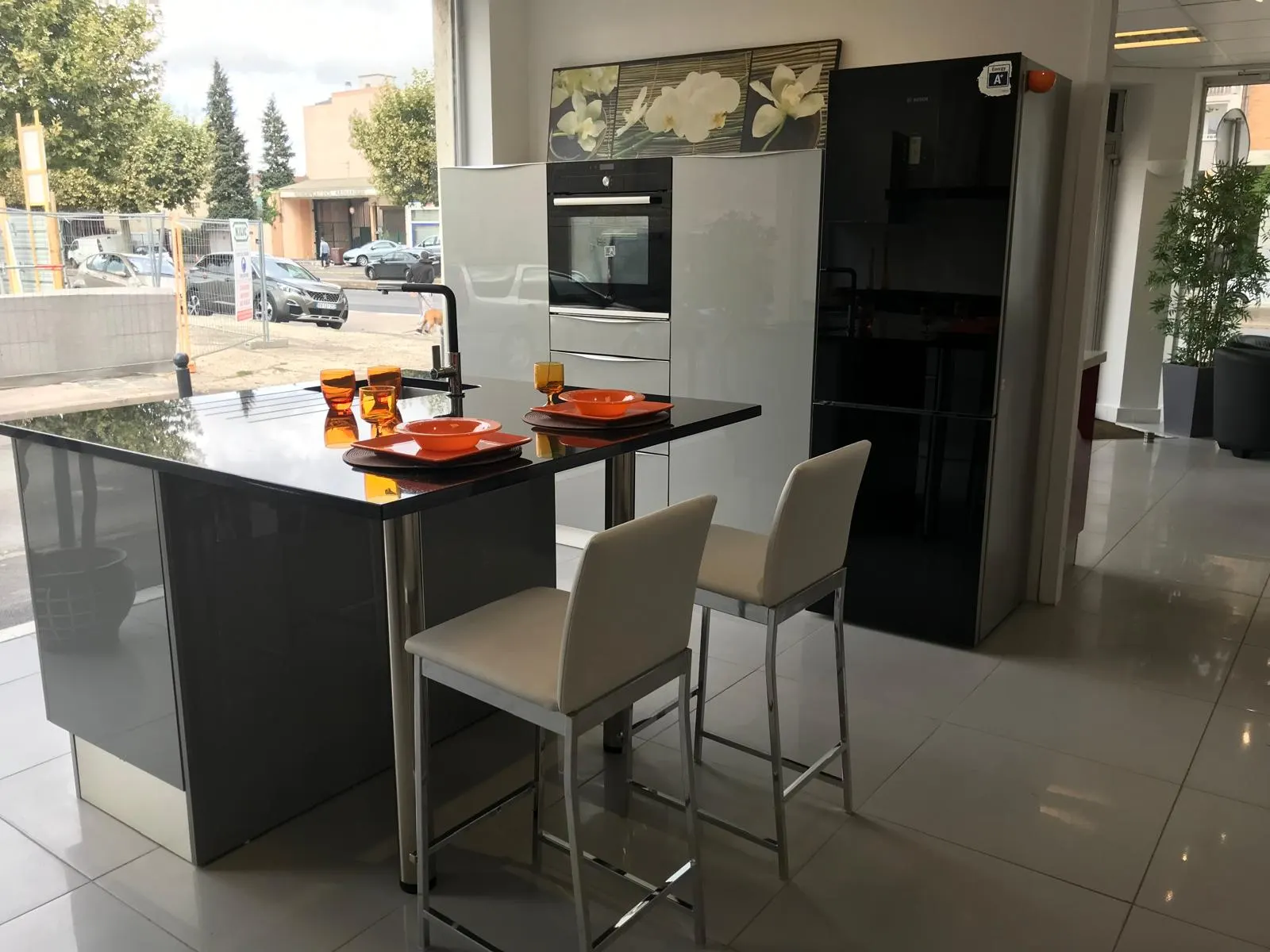 Showroom Art & Cuisine : îlot laqué gris et colonnes noires